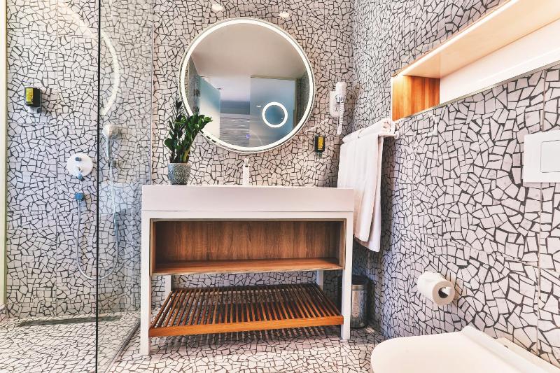 Deluxe Double Room with Balcony and Sea View image 3