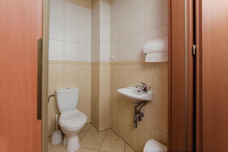 Basic Double Room image 2