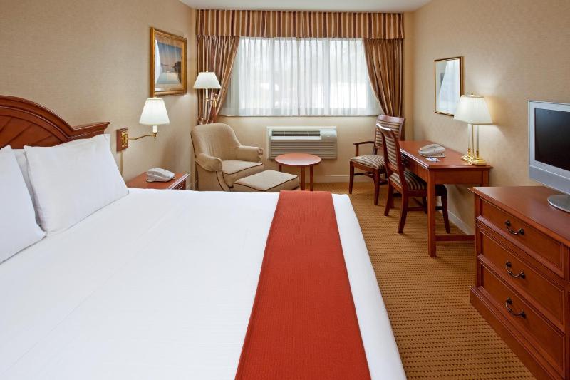Standard Queen Room image 3