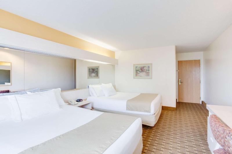 Queen Room with Two Queen Beds - Non-Smoking image 4