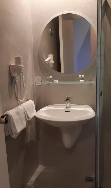 Standard Double Room image 4