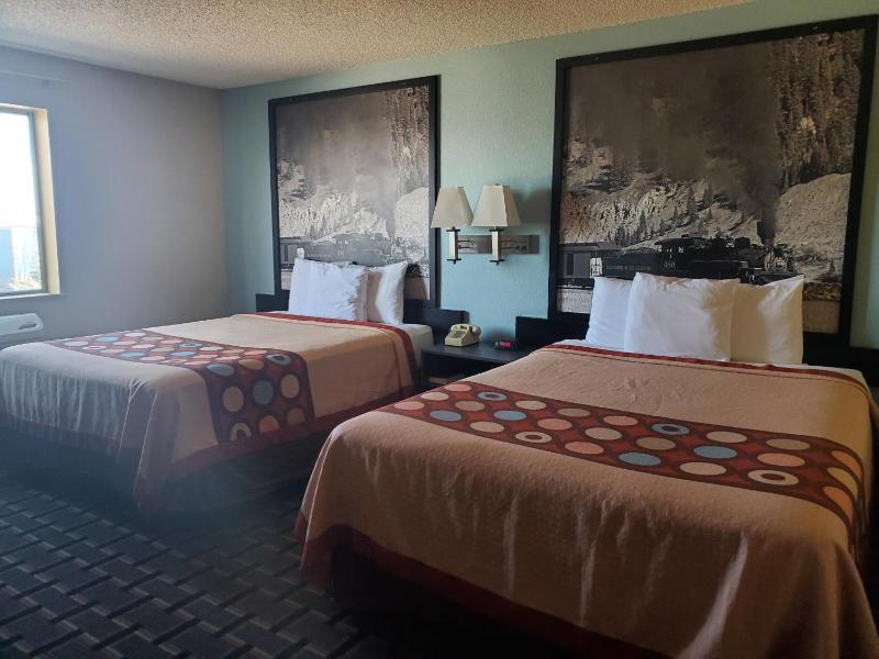 Queen Room with Two Queen Beds - Non-Smoking image 2