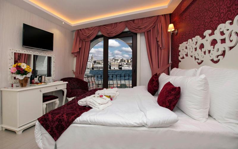 Superior Double or Twin Room with Sea View image 1