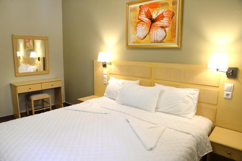 Deluxe Family Room image 3
