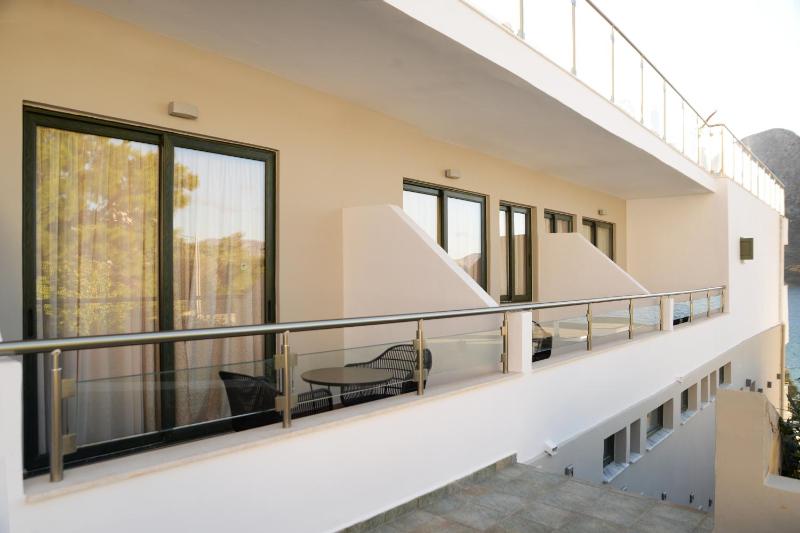 Twin Room with Balcony image 4