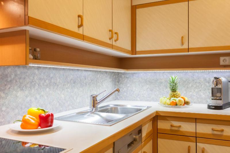 One-Bedroom Apartment with Balcony and Mountain View   image 4