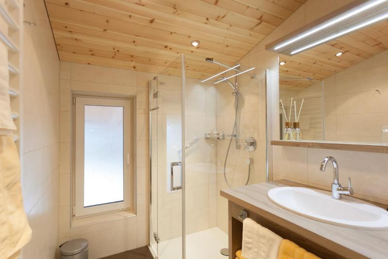 One-Bedroom Apartment with Balcony and Mountain View   image 3