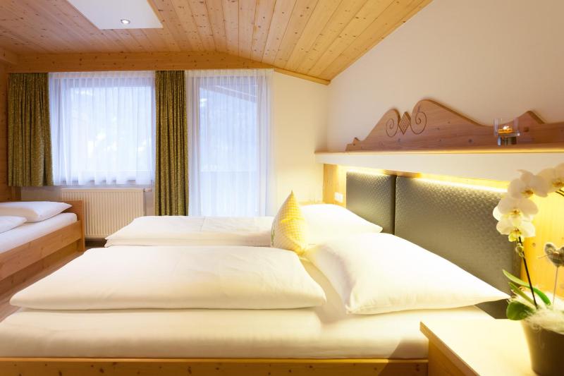 One-Bedroom Apartment with Balcony and Mountain View   image 2