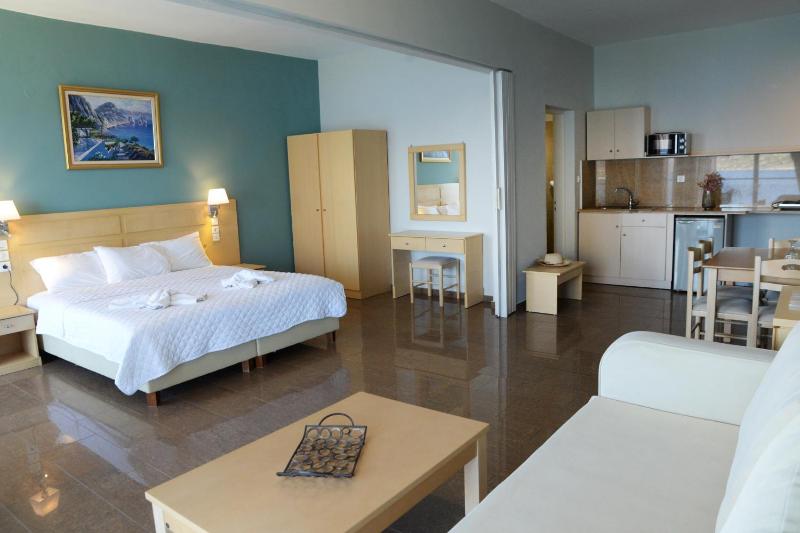 Double Room with Balcony and Sea View image 3