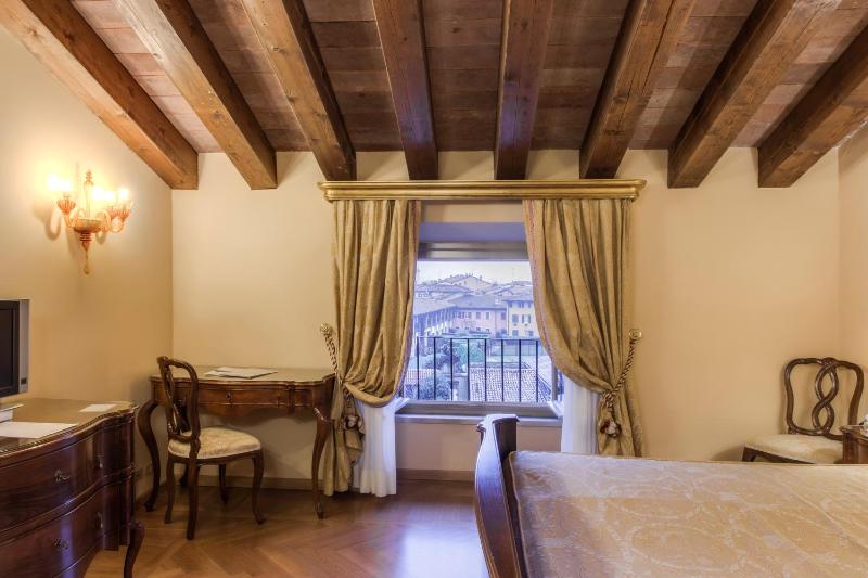 Deluxe Double Room image 4
