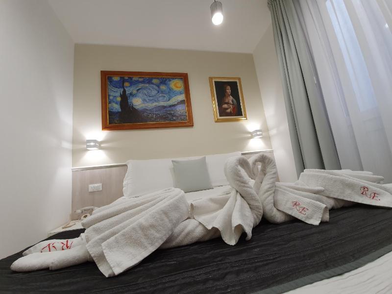 Deluxe Room with Bath image 4