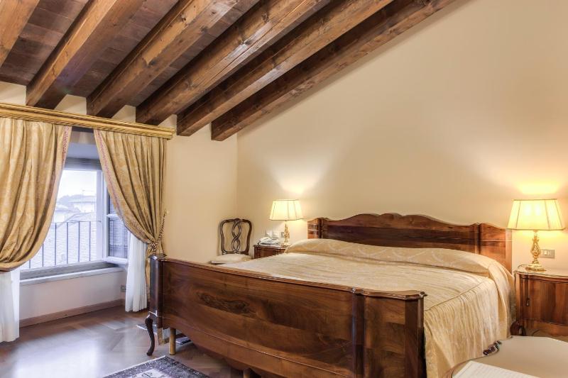 Deluxe Double Room image 2