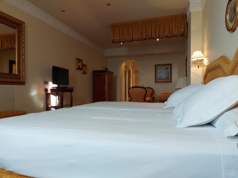 Twin Room with City View image 4