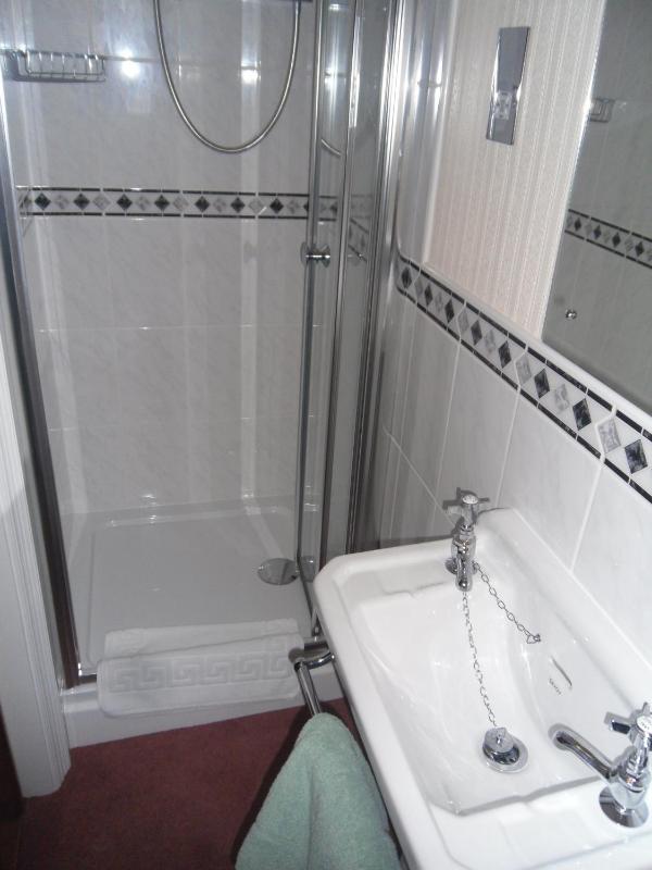 Single Room with Shower image 4