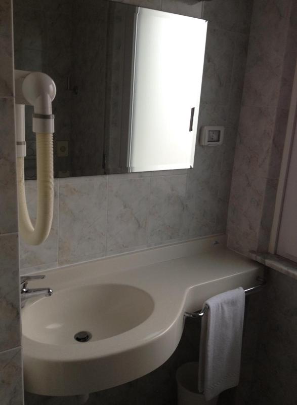Single Room image 3