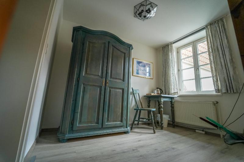 Single Room with Bathroom image 3
