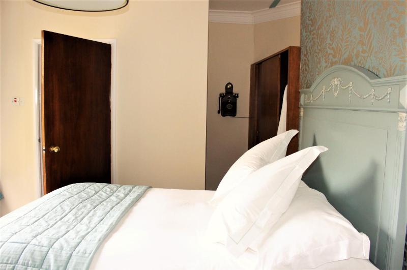 Standard Double Room image 3