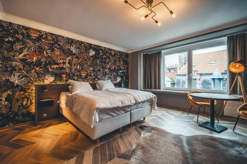 Large Double Room image 1