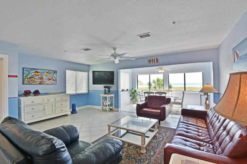 Beach Front and Walking Distance to Village - image 11