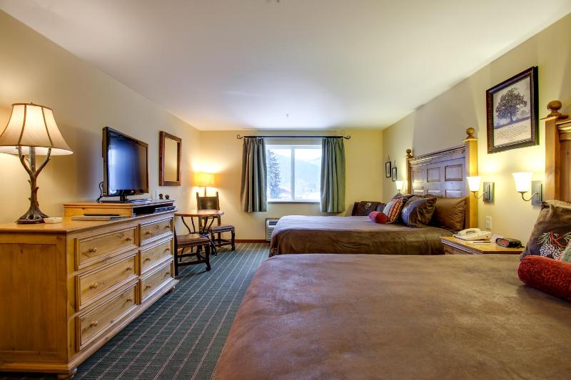 Queen Room with Two Queen Beds image 2