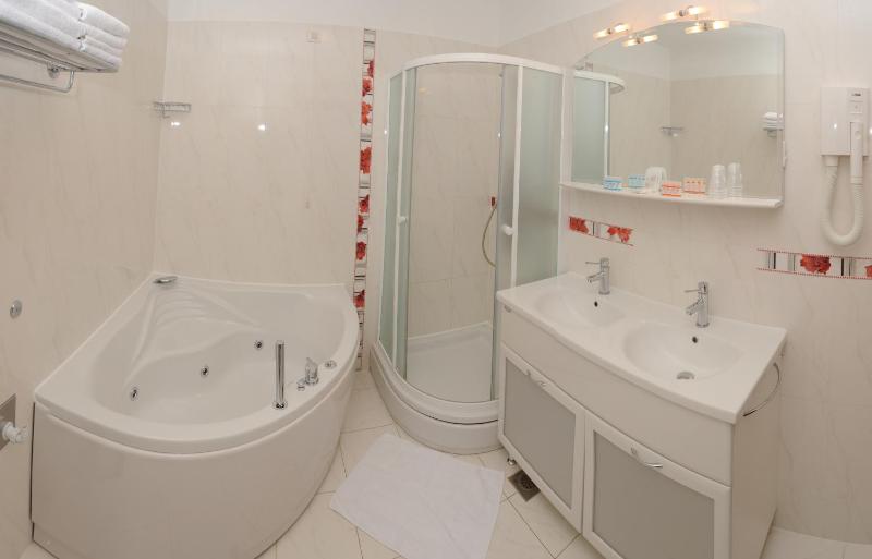 Deluxe Two-bedroom Apartment with Seaview image 2