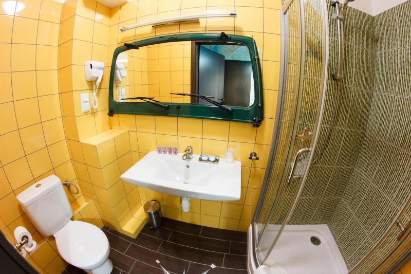 Twin Room image 2