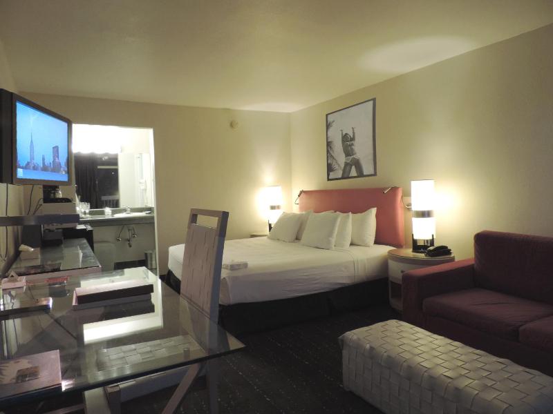 Deluxe King Room image 3
