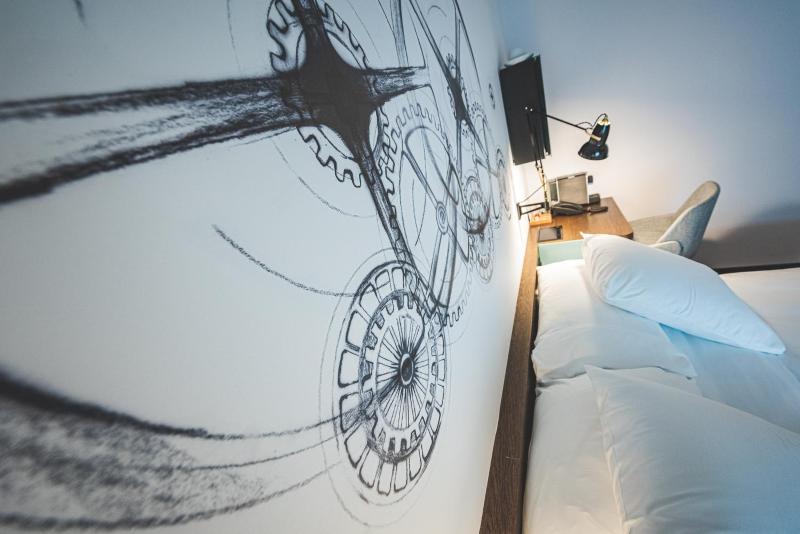 Standard King Room image 2