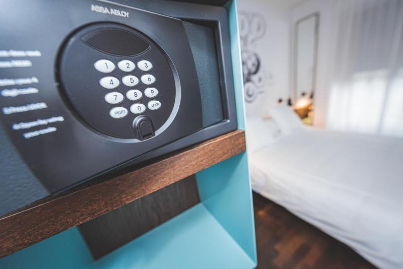 Standard King Room image 3