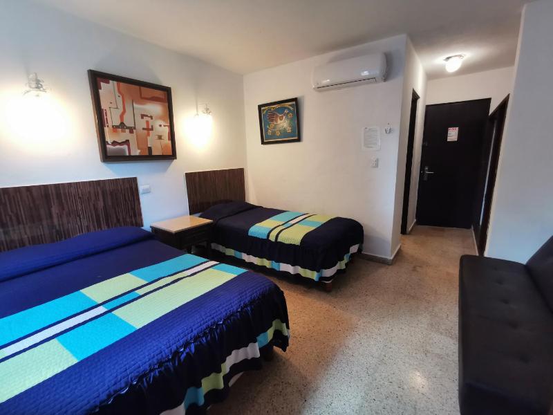 Hotel Las Dalias Inn - image 9