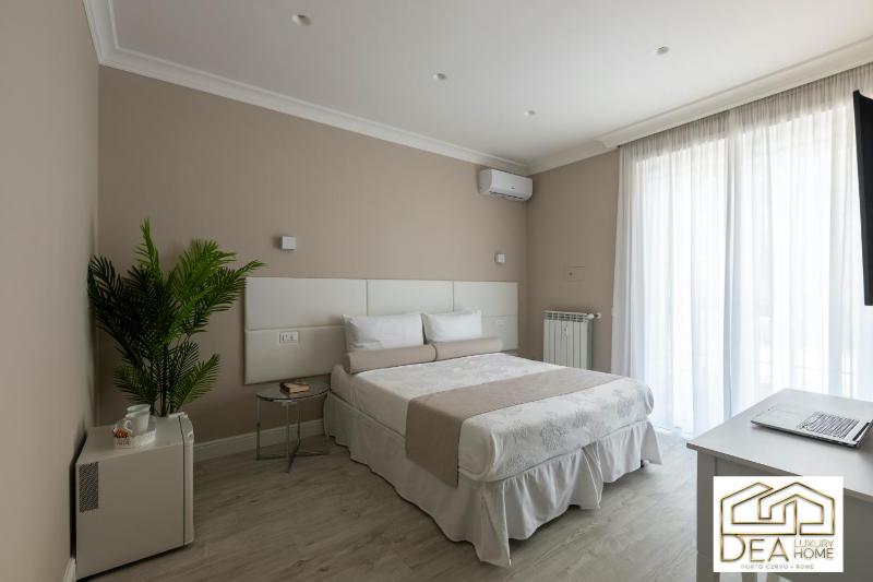 Deluxe Suite with Spa Bath image 4