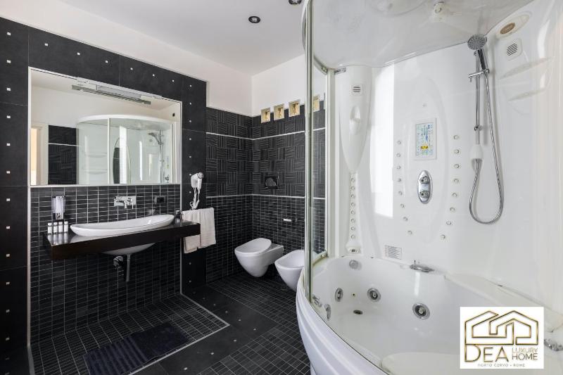 Deluxe Suite with Spa Bath image 3