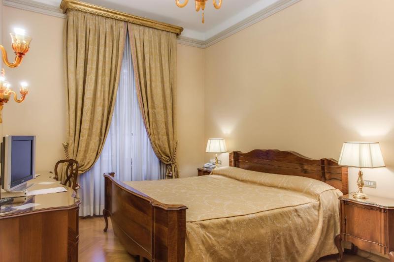 Classic Double Room image 4