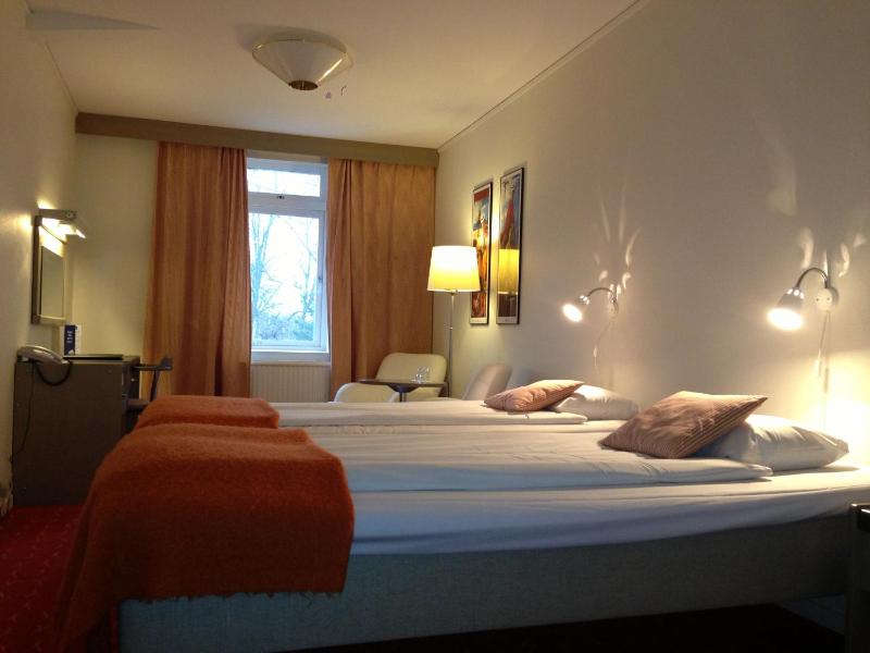Superior Twin Room image 4