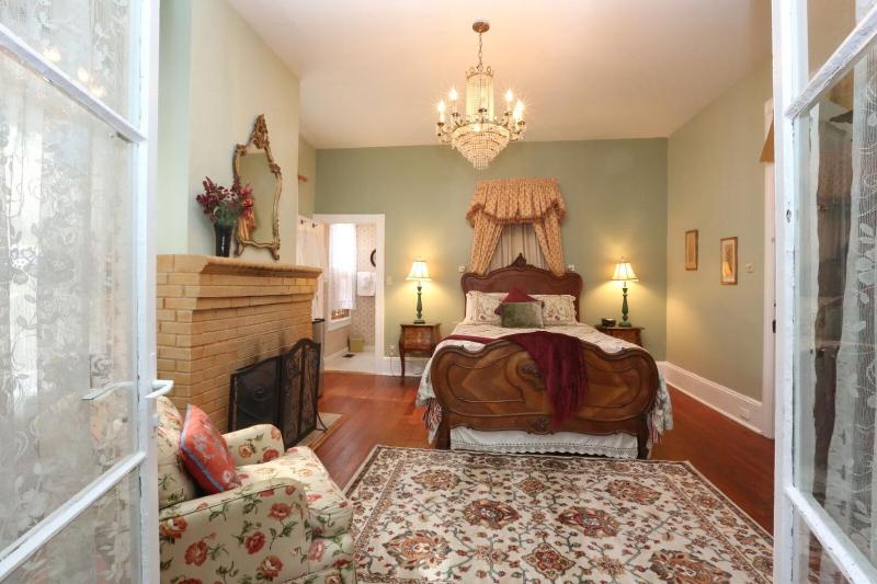 Queen Room with Balcony image 2
