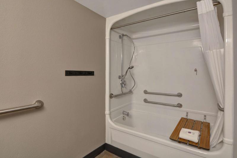 Queen Room - Disability Access - Non-Smoking image 3