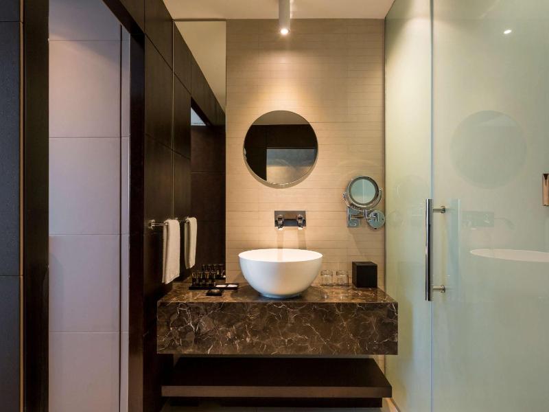 Executive Room with One King Bed - High Floor image 3