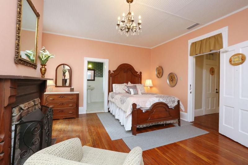 Queen Room with Balcony image 2
