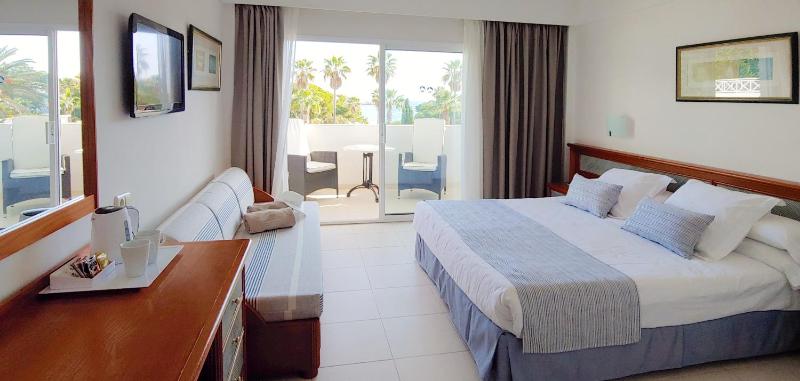 Superior Double or Twin Room with Sea View image 3