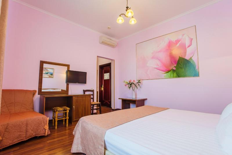 Twin Room with City View image 3