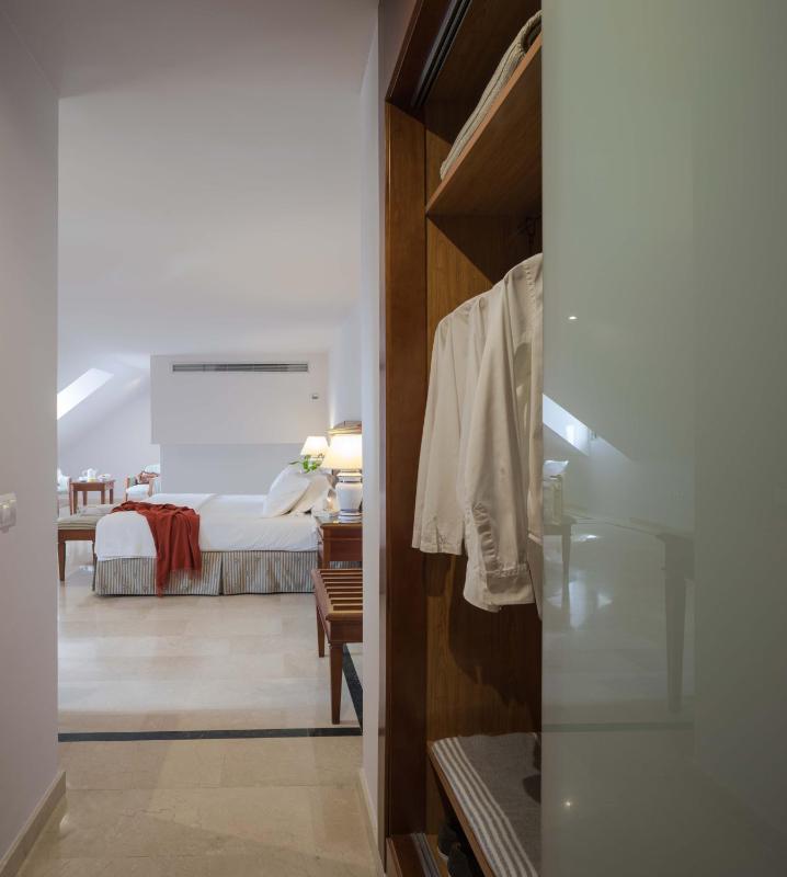 Superior Double or Twin Room (1-2 Adults) image 3