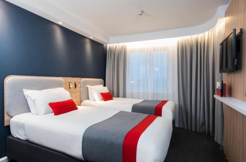 Standard Twin Room with Free Hot Breakfast image 4