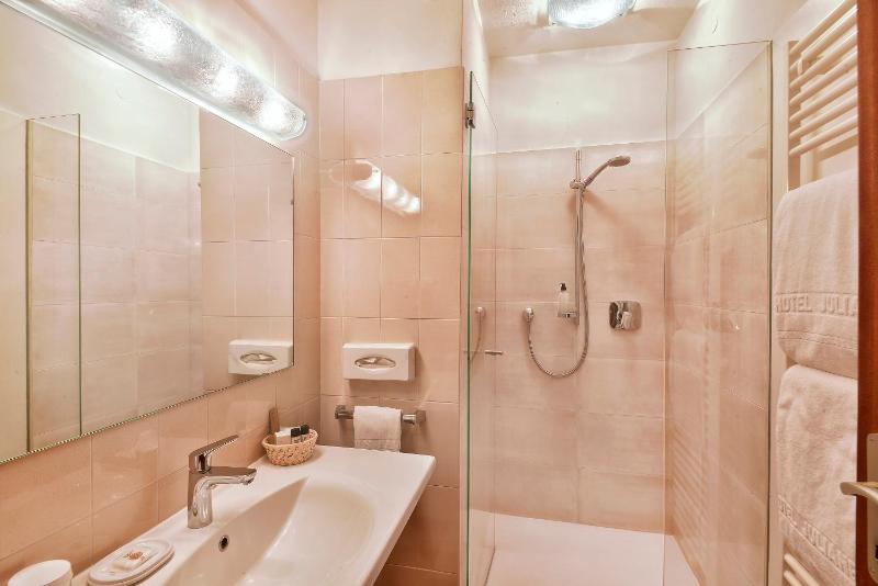 Double Room - East Facing image 3