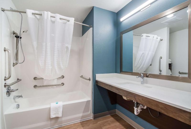 Queen Room  with Tub - Disability Access/Non-Smoking image 3