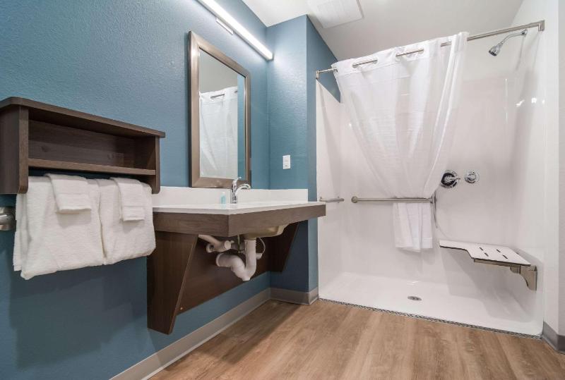 Queen Room  with Roll-In Shower - Disability Access/Non-Smoking image 2