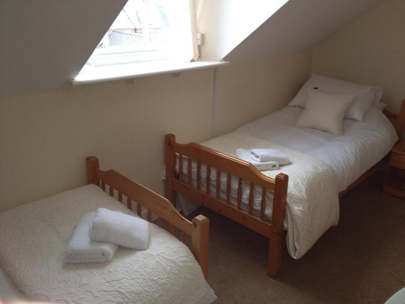 Twin Room with Shared External Bathroom image 2