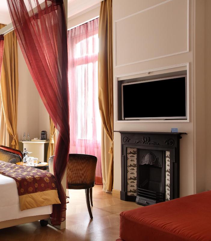 Deluxe Triple Room image 3