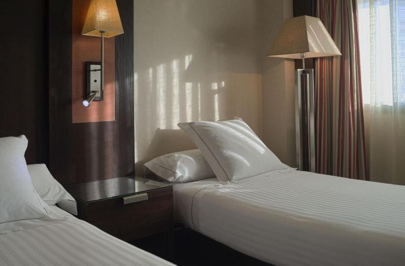 Twin Room with Extra Bed image 1
