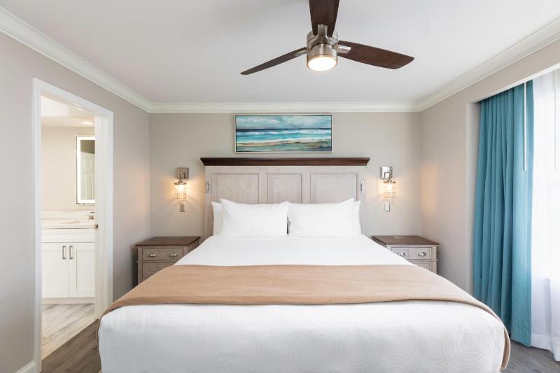 One Bedroom Lake View Deluxe Villa image 3