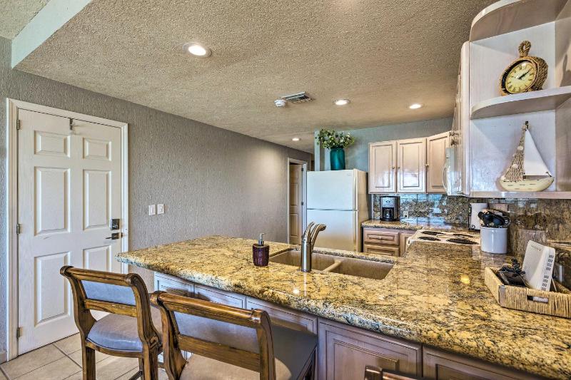 Walk to Beach: Oceanfront Rocky Point Condo - image 18